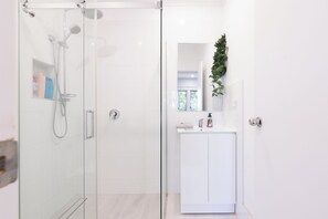 Shower, hair dryer, towels - Hidden Gem 1 Brm House - by shops WiFi+Parking+A/C (Zillmere)