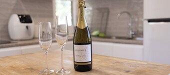 Hidden Gem 1 Brm House - by shops WiFi+Parking+A/C