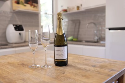 Hidden Gem 1 Brm House - by shops WiFi+Parking+A/C