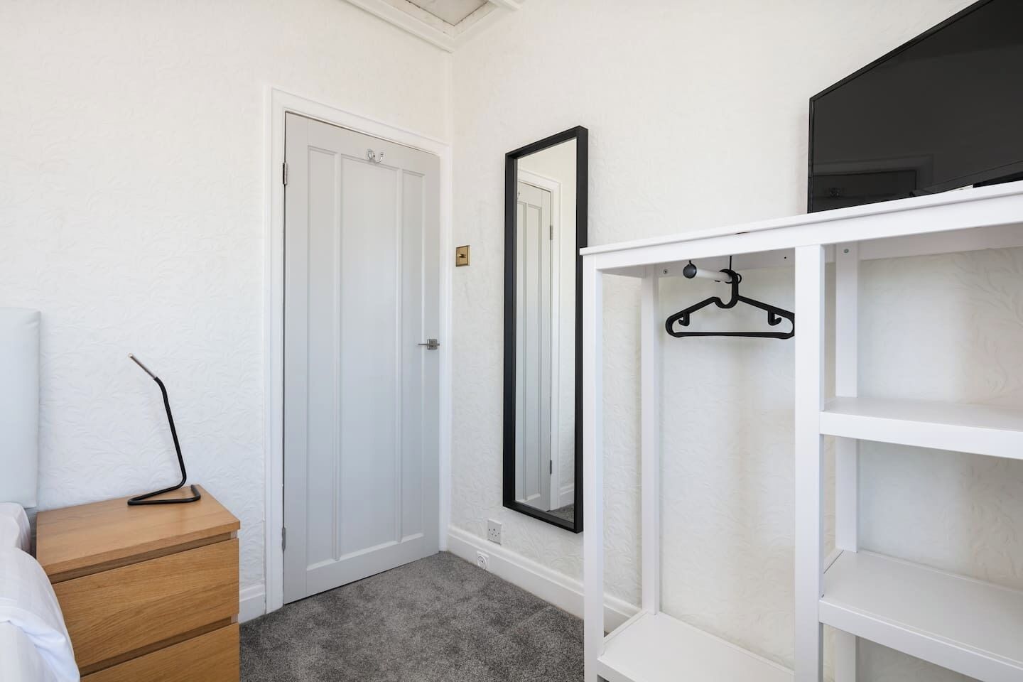 4 bedrooms, desk, iron/ironing board, travel cot