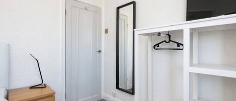 4 soverom, skrivebord, strykejern/-brett og reiseseng for barn