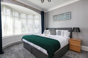 4 makuuhuonetta, työpöytä, silitysrauta/-lauta, vauvan matkasänky