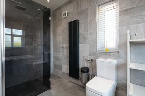 Shower, hair dryer, towels - R&R at Koi House - Spacious Family Home w Parking (Chadderton)