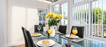 R&R at Koi House - Spacious Family Home w Parking