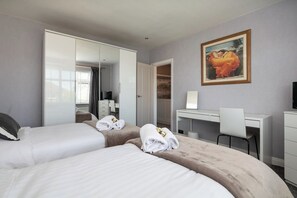 4 bedrooms, desk, iron/ironing board, travel cot - R&R at Koi House - Spacious Family Home w Parking (Chadderton)