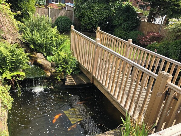 Property grounds - R&R at Koi House - Spacious Family Home w Parking (Chadderton)