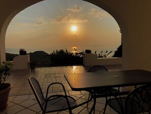 Outdoor dining - DonkeyIsland - sea and sunset view apartments (Quattropani)