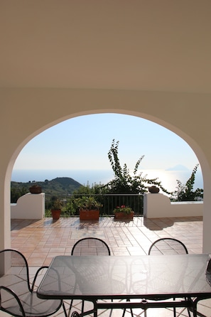 Outdoor dining - DonkeyIsland - sea and sunset view apartments (Quattropani)