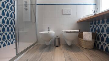 Dusche, Haartrockner, Bidet, Handtücher