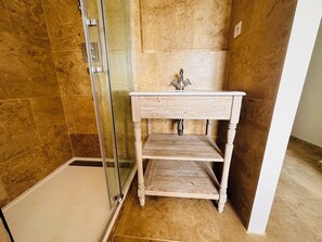 Dusche, Haartrockner, Handtücher, Seife