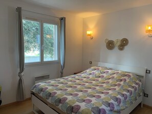 3 bedrooms, iron/ironing board, free WiFi