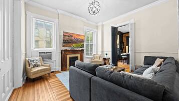 Een televisie, tafelvoetbal en een kantoor