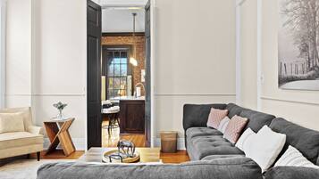 Een televisie, tafelvoetbal en een kantoor