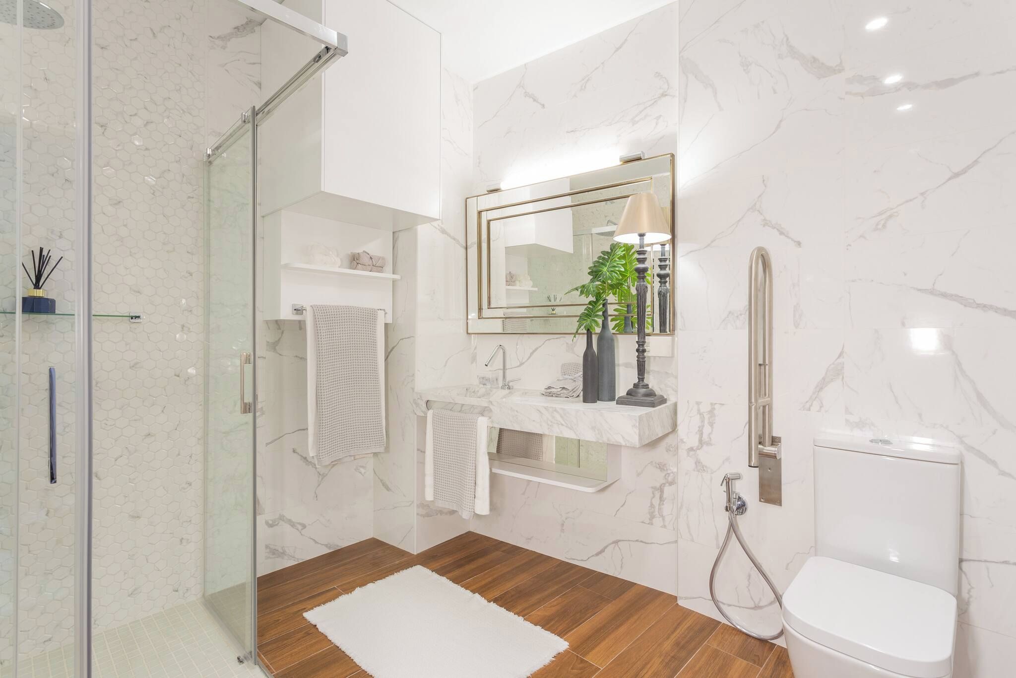 Een douche, een haardroger, handdoeken