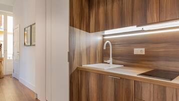 Een koelkast, een magnetron, een oven, een vaatwasser