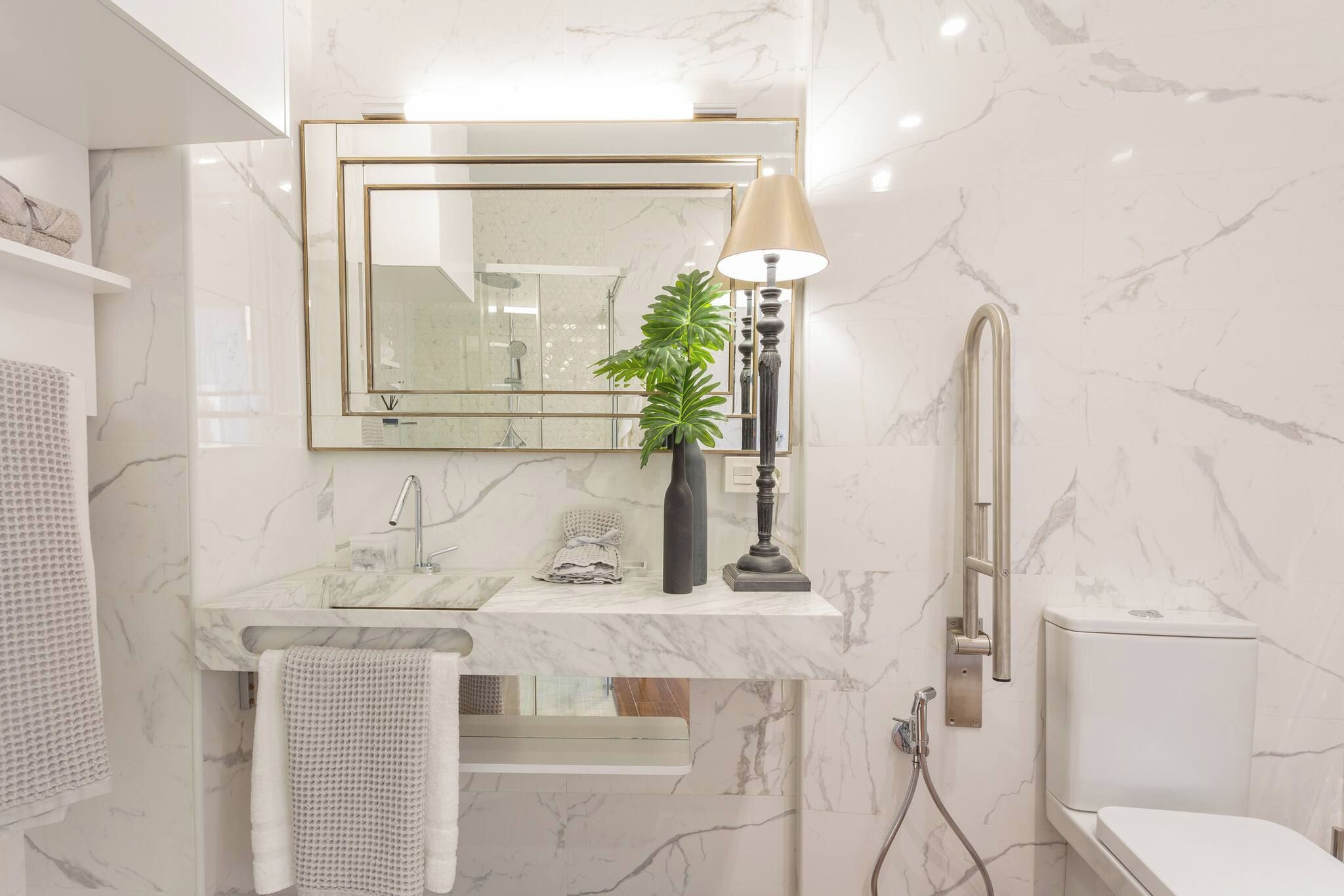 Een douche, een haardroger, handdoeken