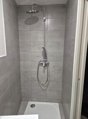 Douche, serviettes fournies, papier toilette