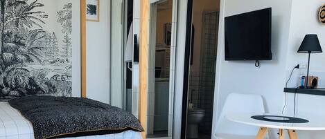 Iron/ironing board, free WiFi, bed sheets