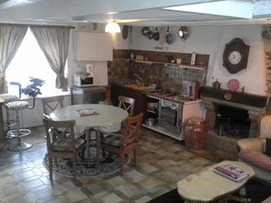 Microwave, oven, stovetop - Gîte St Germain sleeps 5, 3 mins from the lake fishing/pedalos, pets welcome! (Glomel)