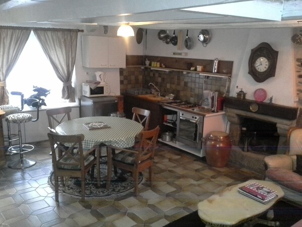 Micro-ondes, four, plaque de cuisson