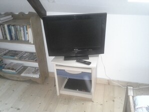 Television - Gîte St Germain sleeps 5, 3 mins from the lake fishing/pedalos, pets welcome! (Glomel)