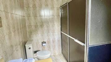 Toalhas de banho, sabonete, papel higiênico