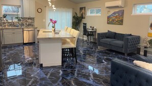 A modern living space with a kitchen, dining area, and seating area. - Luxury modern apartment (Willits)