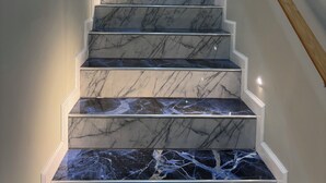 A staircase with marble steps and a wooden handrail. - Luxury modern apartment (Willits)
