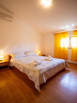 Fer et planche à repasser, Wi-Fi gratuit, draps fournis