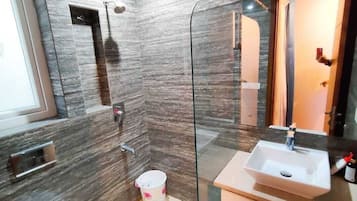 Phòng cơ bản | Phòng tắm | Buồng tắm vòi sen, đồ dùng nhà tắm miễn phí, khăn tắm, xà phòng