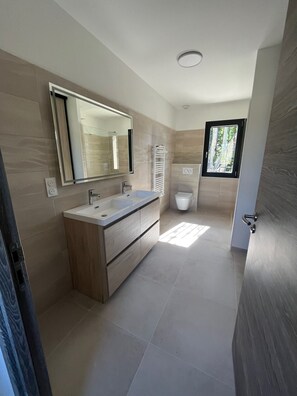 Douche, séchoir à cheveux, serviettes fournies, papier de toilette