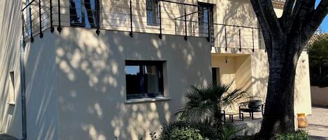 المنشأة من الخارج