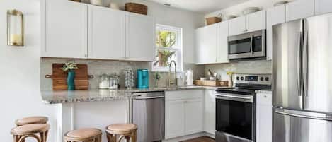 Geladeira, micro-ondas, fogão, cooktop