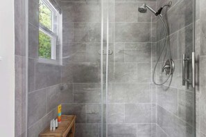 Ducha, secador de pelo, toallas, shampoo