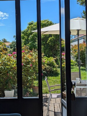 Outdoor dining - La petite Rêverie (Pornic)