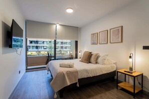 2 bedrooms, desk, iron/ironing board, WiFi - Urban Getaway Stylish 2BR Apartment in Providencia (Providencia)
