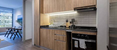 Réfrigérateur, micro-ondes, four, plaque de cuisson