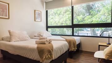 2 habitaciones, escritorio, tabla de planchar con plancha y wifi