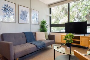 TV, offices - Retreat in Providencia: Steps to Attractions! (Providencia)