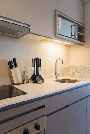 Refrigerador, microondas, horno y parrilla de estufa 