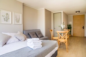 Iron/ironing board, WiFi, bed sheets