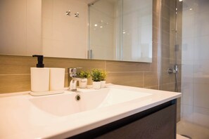 Shower, hair dryer, towels - Perfect and Cozy Studio in Nunoa Ideal for 2 (Ñuñoa)