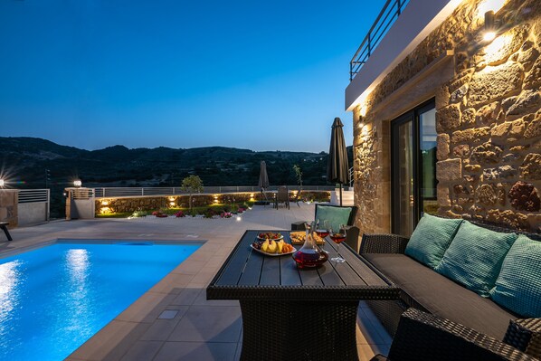 Pool - 3-bedroom villa in brilliant Kissamos with AC, WiFi. Enjoy a relaxing stay (Kissamos)