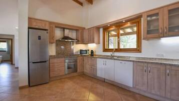 Villa, 5 Bedrooms, Terrace | Private kitchen