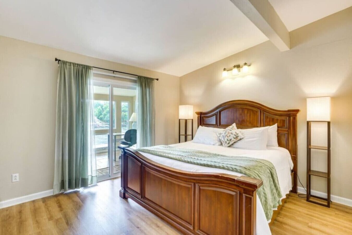 办公桌、熨斗/熨衣板、旅行婴儿床、免费 WiFi