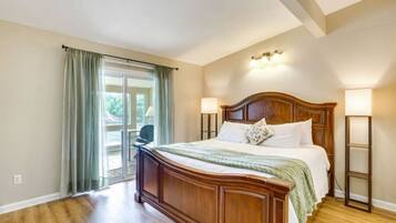 Een bureau, een strijkplank/strijkijzer, reisbedje, gratis wifi