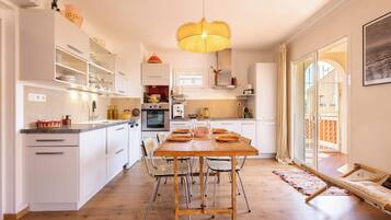 Coffee/tea maker, fridge, microwave, oven