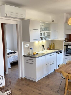 Køleskab, mikrobølgeovn, ovn, kogeplade