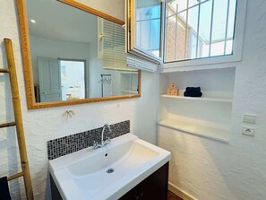 Dusche, Haartrockner, Handtücher