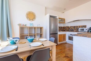 Fridge, microwave, oven, stovetop - Comfort & Charm – 1-Min Walk to the Sea (Valras-Plage)